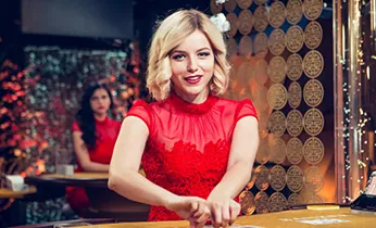 Hình ảnh nhân viên hỗ trợ khách hàng đang tư vấn, thể hiện sự sẵn lòng giúp đỡ giải quyết thắc mắc về Điều Khoản Dịch Vụ.